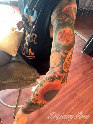 Niesamowite w swojej formie tatuaże-rękawy zajmują cała powierzchnię ramiona i przedramiona. Tworzą jednolitą zdobiącą ciało całość. Taki graficzny rękaw na skórze to tatuaż szczególnie ciekawy w przypadku aktywnych, silnych mężczyzn. 