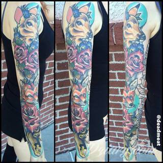 Niesamowite w swojej formie tatuaże-rękawy zajmują cała powierzchnię ramiona i przedramiona. Tworzą jednolitą zdobiącą ciało całość. Taki graficzny rękaw na skórze to tatuaż szczególnie ciekawy w przypadku aktywnych, silnych mężczyzn. 