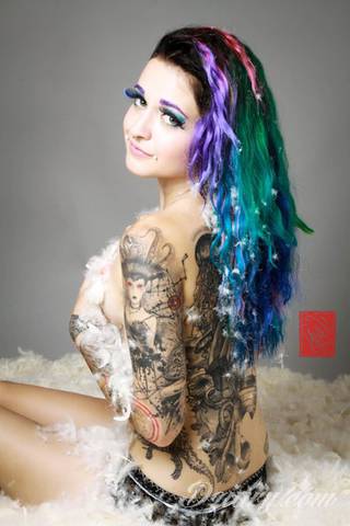 Niesamowite w swojej formie tatuaże-rękawy zajmują cała powierzchnię ramiona i przedramiona. Tworzą jednolitą zdobiącą ciało całość. Taki graficzny rękaw na skórze to tatuaż szczególnie ciekawy w przypadku aktywnych, silnych mężczyzn. 