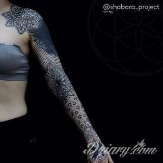 Niesamowite w swojej formie tatuaże-rękawy zajmują cała powierzchnię ramiona i przedramiona. Tworzą jednolitą zdobiącą ciało całość. Taki graficzny rękaw na skórze to tatuaż szczególnie ciekawy w przypadku aktywnych, silnych mężczyzn. 