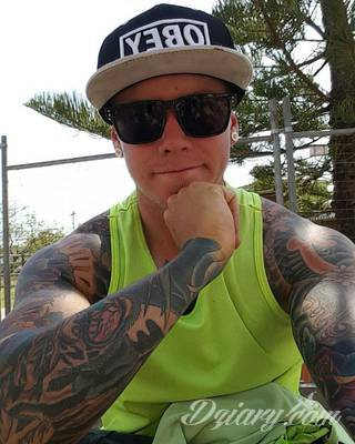 Niesamowite w swojej formie tatuaże-rękawy zajmują cała powierzchnię ramiona i przedramiona. Tworzą jednolitą zdobiącą ciało całość. Taki graficzny rękaw na skórze to tatuaż szczególnie ciekawy w przypadku aktywnych, silnych mężczyzn. 