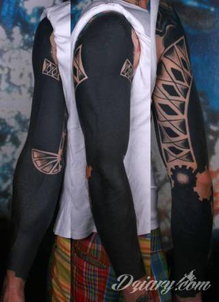 Niesamowite w swojej formie tatuaże-rękawy zajmują cała powierzchnię ramiona i przedramiona. Tworzą jednolitą zdobiącą ciało całość. Taki graficzny rękaw na skórze to tatuaż szczególnie ciekawy w przypadku aktywnych, silnych mężczyzn. 