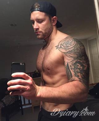 Niesamowite w swojej formie tatuaże-rękawy zajmują cała powierzchnię ramiona i przedramiona. Tworzą jednolitą zdobiącą ciało całość. Taki graficzny rękaw na skórze to tatuaż szczególnie ciekawy w przypadku aktywnych, silnych mężczyzn. 