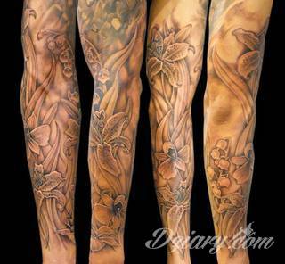Niesamowite w swojej formie tatuaże-rękawy zajmują cała powierzchnię ramiona i przedramiona. Tworzą jednolitą zdobiącą ciało całość. Taki graficzny rękaw na skórze to tatuaż szczególnie ciekawy w przypadku aktywnych, silnych mężczyzn. 