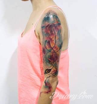 Niesamowite w swojej formie tatuaże-rękawy zajmują cała powierzchnię ramiona i przedramiona. Tworzą jednolitą zdobiącą ciało całość. Taki graficzny rękaw na skórze to tatuaż szczególnie ciekawy w przypadku aktywnych, silnych mężczyzn. 