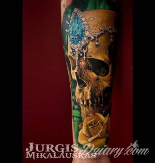 Niesamowite w swojej formie tatuaże-rękawy zajmują cała powierzchnię ramiona i przedramiona. Tworzą jednolitą zdobiącą ciało całość. Taki graficzny rękaw na skórze to tatuaż szczególnie ciekawy w przypadku aktywnych, silnych mężczyzn. 