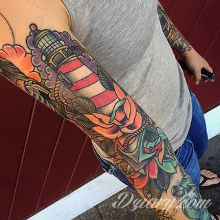 Niesamowite w swojej formie tatuaże-rękawy zajmują cała powierzchnię ramiona i przedramiona. Tworzą jednolitą zdobiącą ciało całość. Taki graficzny rękaw na skórze to tatuaż szczególnie ciekawy w przypadku aktywnych, silnych mężczyzn. 