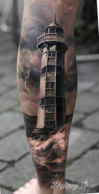 Niesamowite w swojej formie tatuaże-rękawy zajmują cała powierzchnię ramiona i przedramiona. Tworzą jednolitą zdobiącą ciało całość. Taki graficzny rękaw na skórze to tatuaż szczególnie ciekawy w przypadku aktywnych, silnych mężczyzn. 