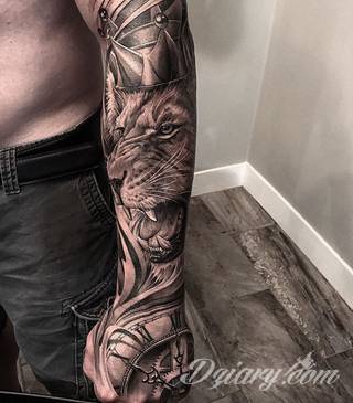 Niesamowite w swojej formie tatuaże-rękawy zajmują cała powierzchnię ramiona i przedramiona. Tworzą jednolitą zdobiącą ciało całość. Taki graficzny rękaw na skórze to tatuaż szczególnie ciekawy w przypadku aktywnych, silnych mężczyzn. 