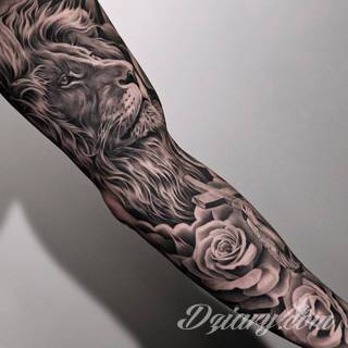 Niesamowite w swojej formie tatuaże-rękawy zajmują cała powierzchnię ramiona i przedramiona. Tworzą jednolitą zdobiącą ciało całość. Taki graficzny rękaw na skórze to tatuaż szczególnie ciekawy w przypadku aktywnych, silnych mężczyzn. 