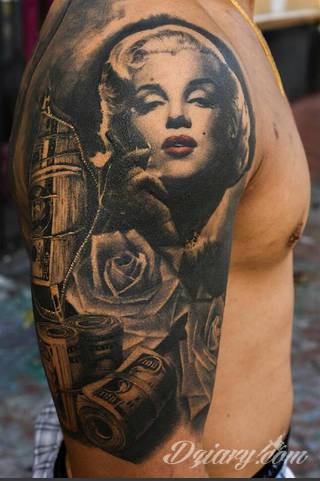 Niesamowite w swojej formie tatuaże-rękawy zajmują cała powierzchnię ramiona i przedramiona. Tworzą jednolitą zdobiącą ciało całość. Taki graficzny rękaw na skórze to tatuaż szczególnie ciekawy w przypadku aktywnych, silnych mężczyzn. 