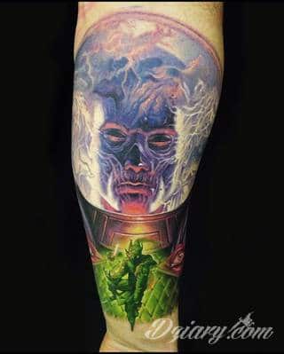 Niesamowite w swojej formie tatuaże-rękawy zajmują cała powierzchnię ramiona i przedramiona. Tworzą jednolitą zdobiącą ciało całość. Taki graficzny rękaw na skórze to tatuaż szczególnie ciekawy w przypadku aktywnych, silnych mężczyzn. 