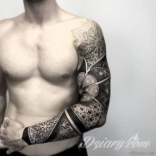 Niesamowite w swojej formie tatuaże-rękawy zajmują cała powierzchnię ramiona i przedramiona. Tworzą jednolitą zdobiącą ciało całość. Taki graficzny rękaw na skórze to tatuaż szczególnie ciekawy w przypadku aktywnych, silnych mężczyzn. 