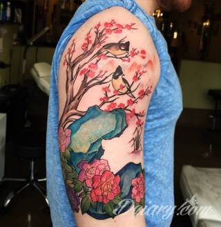 Niesamowite w swojej formie tatuaże-rękawy zajmują cała powierzchnię ramiona i przedramiona. Tworzą jednolitą zdobiącą ciało całość. Taki graficzny rękaw na skórze to tatuaż szczególnie ciekawy w przypadku aktywnych, silnych mężczyzn. 