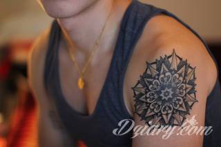 Niesamowite w swojej formie tatuaże-rękawy zajmują cała powierzchnię ramiona i przedramiona. Tworzą jednolitą zdobiącą ciało całość. Taki graficzny rękaw na skórze to tatuaż szczególnie ciekawy w przypadku aktywnych, silnych mężczyzn. 