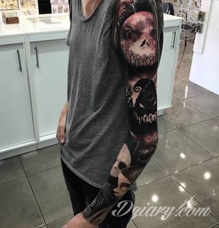 Niesamowite w swojej formie tatuaże-rękawy zajmują cała powierzchnię ramiona i przedramiona. Tworzą jednolitą zdobiącą ciało całość. Taki graficzny rękaw na skórze to tatuaż szczególnie ciekawy w przypadku aktywnych, silnych mężczyzn. 