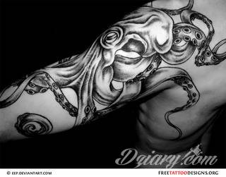 Niesamowite w swojej formie tatuaże-rękawy zajmują cała powierzchnię ramiona i przedramiona. Tworzą jednolitą zdobiącą ciało całość. Taki graficzny rękaw na skórze to tatuaż szczególnie ciekawy w przypadku aktywnych, silnych mężczyzn. 