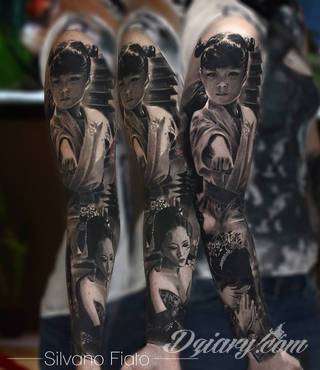 Niesamowite w swojej formie tatuaże-rękawy zajmują cała powierzchnię ramiona i przedramiona. Tworzą jednolitą zdobiącą ciało całość. Taki graficzny rękaw na skórze to tatuaż szczególnie ciekawy w przypadku aktywnych, silnych mężczyzn. 