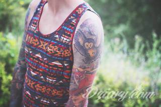 Niesamowite w swojej formie tatuaże-rękawy zajmują cała powierzchnię ramiona i przedramiona. Tworzą jednolitą zdobiącą ciało całość. Taki graficzny rękaw na skórze to tatuaż szczególnie ciekawy w przypadku aktywnych, silnych mężczyzn. 