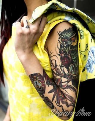 Niesamowite w swojej formie tatuaże-rękawy zajmują cała powierzchnię ramiona i przedramiona. Tworzą jednolitą zdobiącą ciało całość. Taki graficzny rękaw na skórze to tatuaż szczególnie ciekawy w przypadku aktywnych, silnych mężczyzn. 