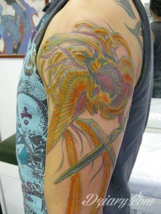 Niesamowite w swojej formie tatuaże-rękawy zajmują cała powierzchnię ramiona i przedramiona. Tworzą jednolitą zdobiącą ciało całość. Taki graficzny rękaw na skórze to tatuaż szczególnie ciekawy w przypadku aktywnych, silnych mężczyzn. 