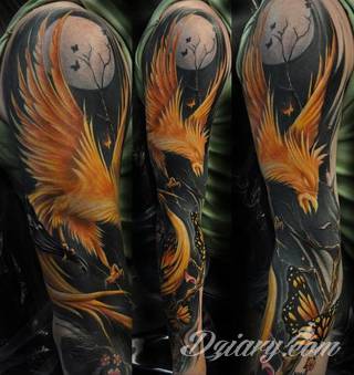 Niesamowite w swojej formie tatuaże-rękawy zajmują cała powierzchnię ramiona i przedramiona. Tworzą jednolitą zdobiącą ciało całość. Taki graficzny rękaw na skórze to tatuaż szczególnie ciekawy w przypadku aktywnych, silnych mężczyzn. 