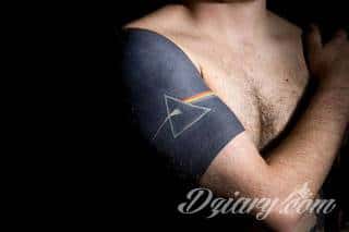 Niesamowite w swojej formie tatuaże-rękawy zajmują cała powierzchnię ramiona i przedramiona. Tworzą jednolitą zdobiącą ciało całość. Taki graficzny rękaw na skórze to tatuaż szczególnie ciekawy w przypadku aktywnych, silnych mężczyzn. 