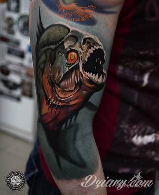 Niesamowite w swojej formie tatuaże-rękawy zajmują cała powierzchnię ramiona i przedramiona. Tworzą jednolitą zdobiącą ciało całość. Taki graficzny rękaw na skórze to tatuaż szczególnie ciekawy w przypadku aktywnych, silnych mężczyzn. 