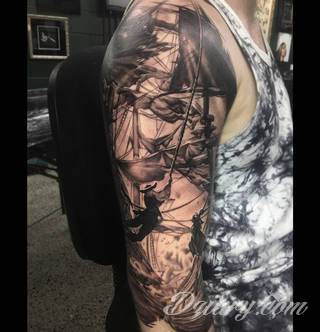 Niesamowite w swojej formie tatuaże-rękawy zajmują cała powierzchnię ramiona i przedramiona. Tworzą jednolitą zdobiącą ciało całość. Taki graficzny rękaw na skórze to tatuaż szczególnie ciekawy w przypadku aktywnych, silnych mężczyzn. 