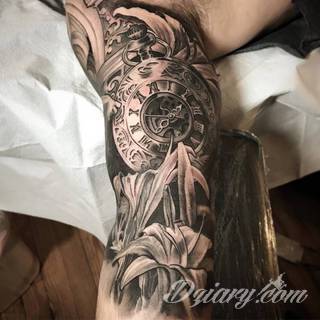 Niesamowite w swojej formie tatuaże-rękawy zajmują cała powierzchnię ramiona i przedramiona. Tworzą jednolitą zdobiącą ciało całość. Taki graficzny rękaw na skórze to tatuaż szczególnie ciekawy w przypadku aktywnych, silnych mężczyzn. 