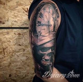 Niesamowite w swojej formie tatuaże-rękawy zajmują cała powierzchnię ramiona i przedramiona. Tworzą jednolitą zdobiącą ciało całość. Taki graficzny rękaw na skórze to tatuaż szczególnie ciekawy w przypadku aktywnych, silnych mężczyzn. 