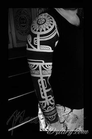 Niesamowite w swojej formie tatuaże-rękawy zajmują cała powierzchnię ramiona i przedramiona. Tworzą jednolitą zdobiącą ciało całość. Taki graficzny rękaw na skórze to tatuaż szczególnie ciekawy w przypadku aktywnych, silnych mężczyzn. 