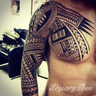 Niesamowite w swojej formie tatuaże-rękawy zajmują cała powierzchnię ramiona i przedramiona. Tworzą jednolitą zdobiącą ciało całość. Taki graficzny rękaw na skórze to tatuaż szczególnie ciekawy w przypadku aktywnych, silnych mężczyzn. 