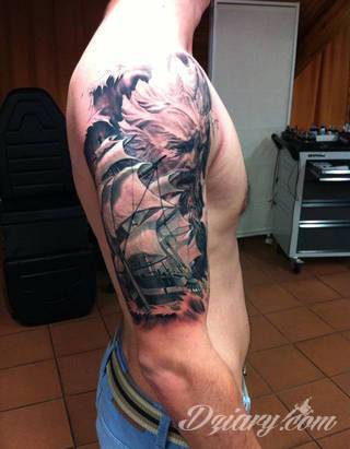 Niesamowite w swojej formie tatuaże-rękawy zajmują cała powierzchnię ramiona i przedramiona. Tworzą jednolitą zdobiącą ciało całość. Taki graficzny rękaw na skórze to tatuaż szczególnie ciekawy w przypadku aktywnych, silnych mężczyzn. 