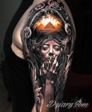 Niesamowite w swojej formie tatuaże-rękawy zajmują cała powierzchnię ramiona i przedramiona. Tworzą jednolitą zdobiącą ciało całość. Taki graficzny rękaw na skórze to tatuaż szczególnie ciekawy w przypadku aktywnych, silnych mężczyzn. 