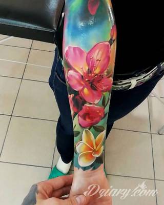 Niesamowite w swojej formie tatuaże-rękawy zajmują cała powierzchnię ramiona i przedramiona. Tworzą jednolitą zdobiącą ciało całość. Taki graficzny rękaw na skórze to tatuaż szczególnie ciekawy w przypadku aktywnych, silnych mężczyzn. 