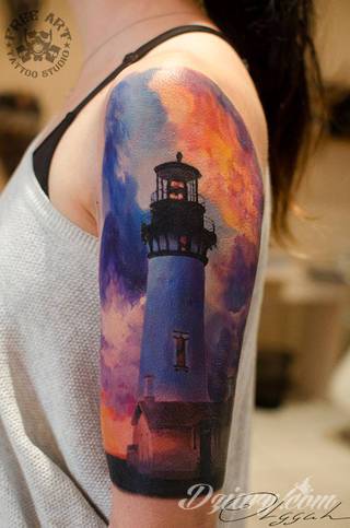 Niesamowite w swojej formie tatuaże-rękawy zajmują cała powierzchnię ramiona i przedramiona. Tworzą jednolitą zdobiącą ciało całość. Taki graficzny rękaw na skórze to tatuaż szczególnie ciekawy w przypadku aktywnych, silnych mężczyzn. 