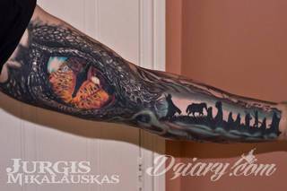 Niesamowite w swojej formie tatuaże-rękawy zajmują cała powierzchnię ramiona i przedramiona. Tworzą jednolitą zdobiącą ciało całość. Taki graficzny rękaw na skórze to tatuaż szczególnie ciekawy w przypadku aktywnych, silnych mężczyzn. 