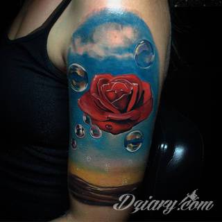 Niesamowite w swojej formie tatuaże-rękawy zajmują cała powierzchnię ramiona i przedramiona. Tworzą jednolitą zdobiącą ciało całość. Taki graficzny rękaw na skórze to tatuaż szczególnie ciekawy w przypadku aktywnych, silnych mężczyzn. 