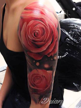 Niesamowite w swojej formie tatuaże-rękawy zajmują cała powierzchnię ramiona i przedramiona. Tworzą jednolitą zdobiącą ciało całość. Taki graficzny rękaw na skórze to tatuaż szczególnie ciekawy w przypadku aktywnych, silnych mężczyzn. 