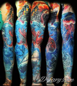 Niesamowite w swojej formie tatuaże-rękawy zajmują cała powierzchnię ramiona i przedramiona. Tworzą jednolitą zdobiącą ciało całość. Taki graficzny rękaw na skórze to tatuaż szczególnie ciekawy w przypadku aktywnych, silnych mężczyzn. 