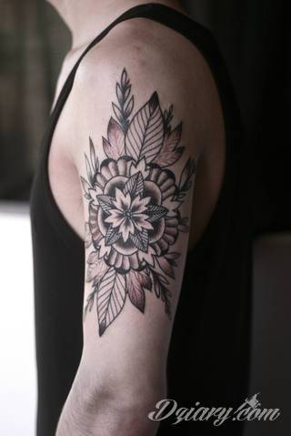 Niesamowite w swojej formie tatuaże-rękawy zajmują cała powierzchnię ramiona i przedramiona. Tworzą jednolitą zdobiącą ciało całość. Taki graficzny rękaw na skórze to tatuaż szczególnie ciekawy w przypadku aktywnych, silnych mężczyzn. 