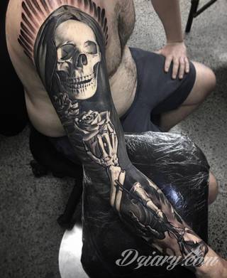 Niesamowite w swojej formie tatuaże-rękawy zajmują cała powierzchnię ramiona i przedramiona. Tworzą jednolitą zdobiącą ciało całość. Taki graficzny rękaw na skórze to tatuaż szczególnie ciekawy w przypadku aktywnych, silnych mężczyzn. 