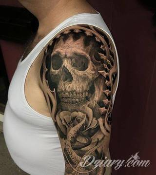 Niesamowite w swojej formie tatuaże-rękawy zajmują cała powierzchnię ramiona i przedramiona. Tworzą jednolitą zdobiącą ciało całość. Taki graficzny rękaw na skórze to tatuaż szczególnie ciekawy w przypadku aktywnych, silnych mężczyzn. 