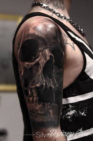 Niesamowite w swojej formie tatuaże-rękawy zajmują cała powierzchnię ramiona i przedramiona. Tworzą jednolitą zdobiącą ciało całość. Taki graficzny rękaw na skórze to tatuaż szczególnie ciekawy w przypadku aktywnych, silnych mężczyzn. 