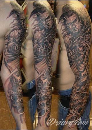 Niesamowite w swojej formie tatuaże-rękawy zajmują cała powierzchnię ramiona i przedramiona. Tworzą jednolitą zdobiącą ciało całość. Taki graficzny rękaw na skórze to tatuaż szczególnie ciekawy w przypadku aktywnych, silnych mężczyzn. 