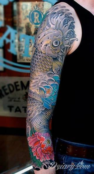 Niesamowite w swojej formie tatuaże-rękawy zajmują cała powierzchnię ramiona i przedramiona. Tworzą jednolitą zdobiącą ciało całość. Taki graficzny rękaw na skórze to tatuaż szczególnie ciekawy w przypadku aktywnych, silnych mężczyzn. 