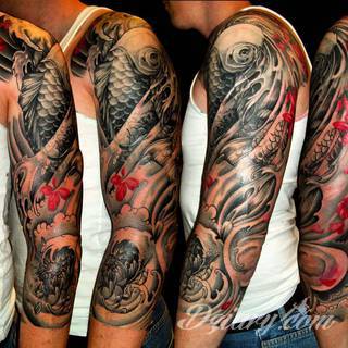 Niesamowite w swojej formie tatuaże-rękawy zajmują cała powierzchnię ramiona i przedramiona. Tworzą jednolitą zdobiącą ciało całość. Taki graficzny rękaw na skórze to tatuaż szczególnie ciekawy w przypadku aktywnych, silnych mężczyzn. 