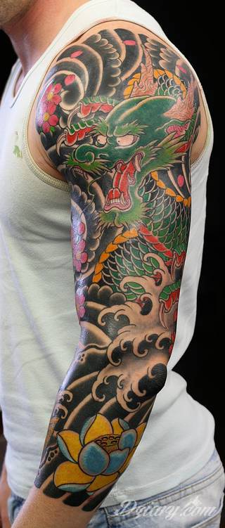 Niesamowite w swojej formie tatuaże-rękawy zajmują cała powierzchnię ramiona i przedramiona. Tworzą jednolitą zdobiącą ciało całość. Taki graficzny rękaw na skórze to tatuaż szczególnie ciekawy w przypadku aktywnych, silnych mężczyzn. 