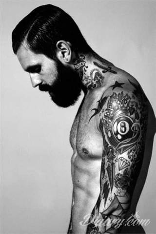 Niesamowite w swojej formie tatuaże-rękawy zajmują cała powierzchnię ramiona i przedramiona. Tworzą jednolitą zdobiącą ciało całość. Taki graficzny rękaw na skórze to tatuaż szczególnie ciekawy w przypadku aktywnych, silnych mężczyzn. 